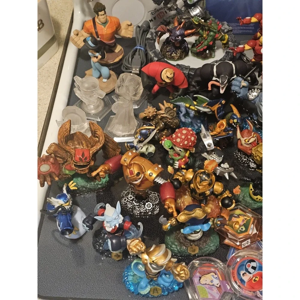 Disney Infinity Wii U Mixed Lot 4 Portal Base Game Discs 88 Figures Power Discs